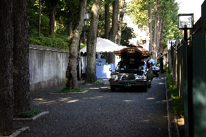 妙法寺森の斎場 堀之内静堂式場車は木々に気をつけて