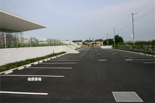 楢原斎場　駐車場