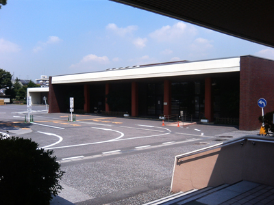 事務所から見たお別れホール