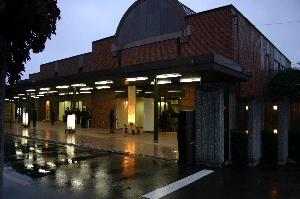 日華多磨葬祭場:大きい部屋の思親殿は駅側です。