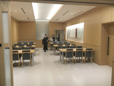 四つ木斎場式場とセットの休憩室ここで通夜ぶるまい、火葬中の休憩室、火葬後の精進落し等として使用します。